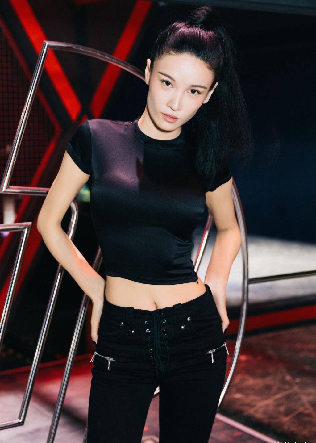 张蓝心黑t 黑裤,轻松凹出"蚂蚁腰",机场大步流星气场似超模_身材_黑色