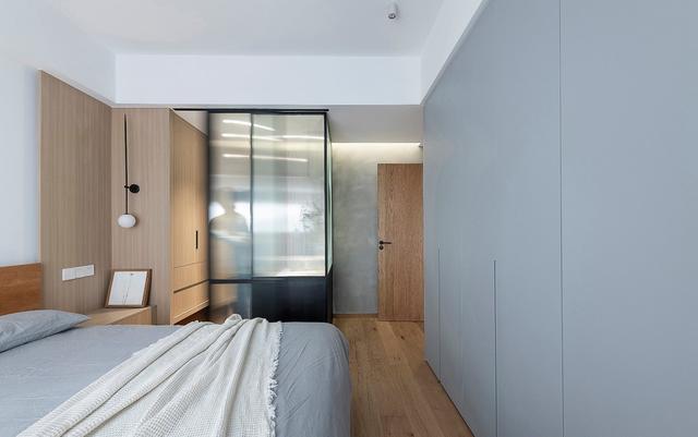 衣柜悬空设计解决防水问题,以便收纳浴袍及不用洗的常换的衣服,使主卧