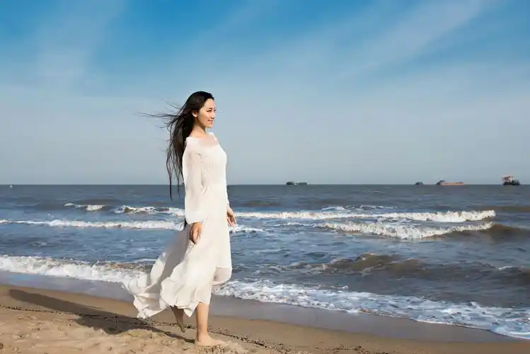 跑过一对情侣 笑的那么甜 不知不觉 我就红了双眼 一个人踩出两行脚印