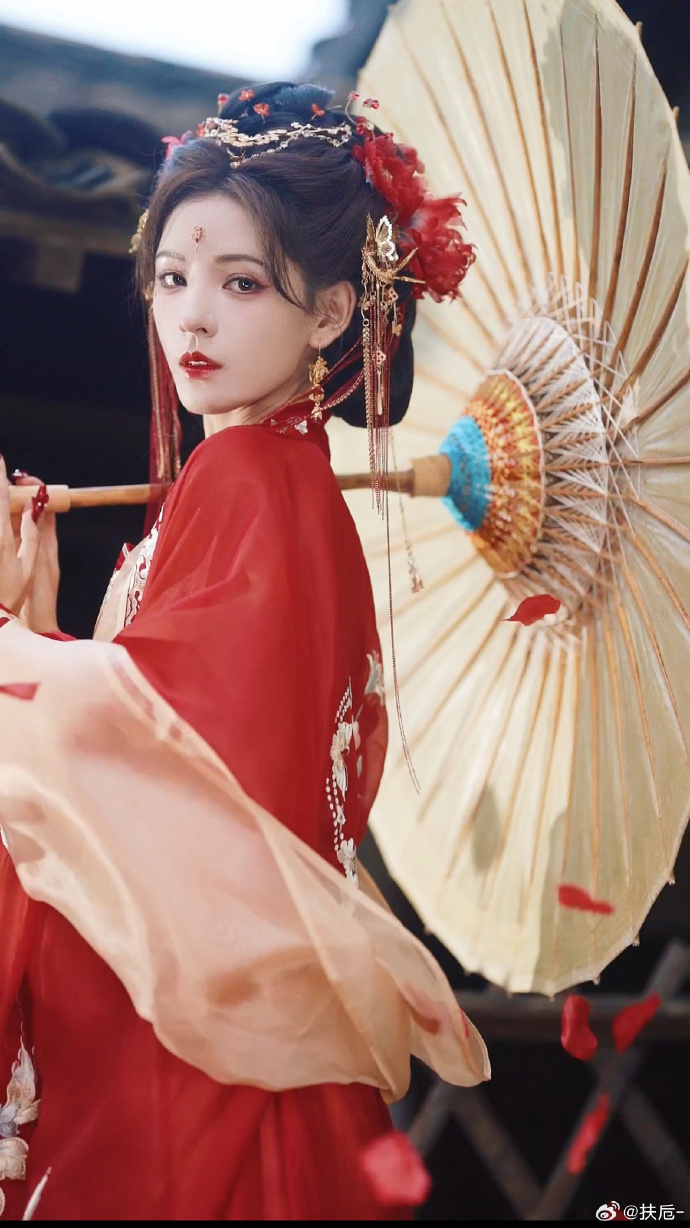 #生而如诗##国风##摄影##国风大典##张予曦红衣古装美到我失语#