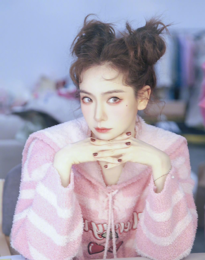 戚薇卷毛双丸子头