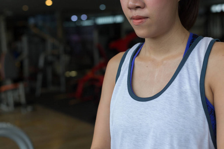 特写的身体上女人锻炼健身健身房运动出汗照片