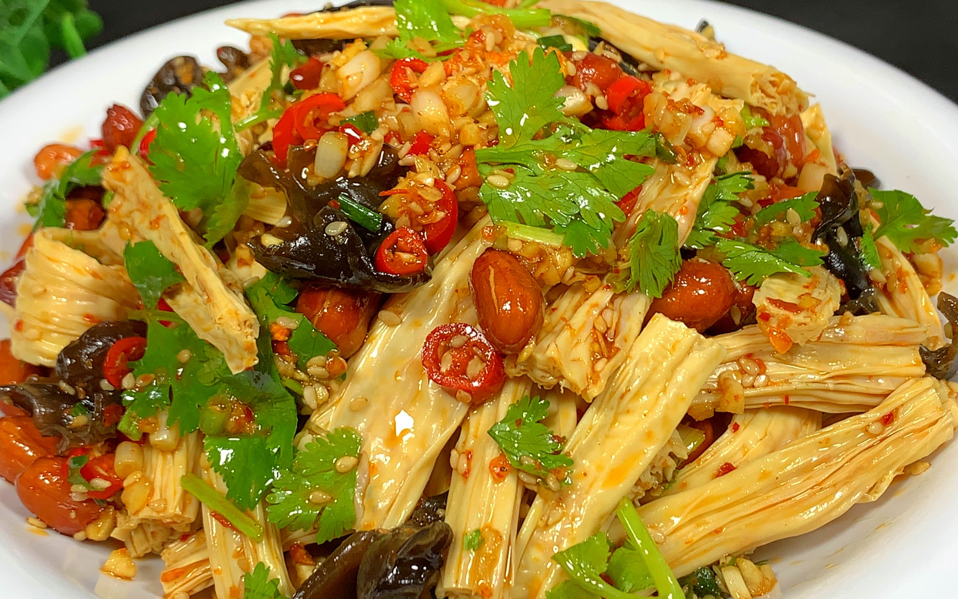 凉拌腐竹怎样做才好吃?大厨教你方法,做出的腐竹鲜香弹牙