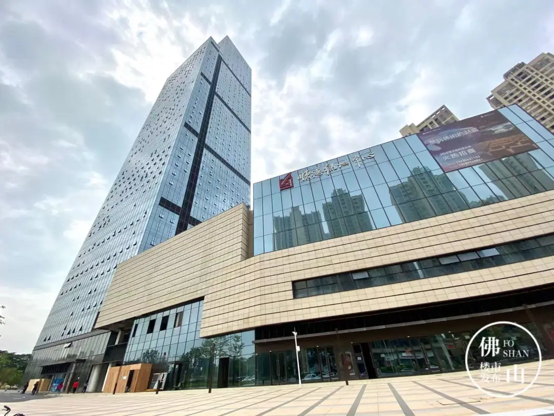 近日,领导留言板上有佛山绿地中心业主留言,项目不仅延期交楼,写字楼