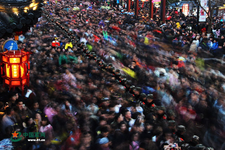 武警官兵在茫茫人海中筑起"人墙".