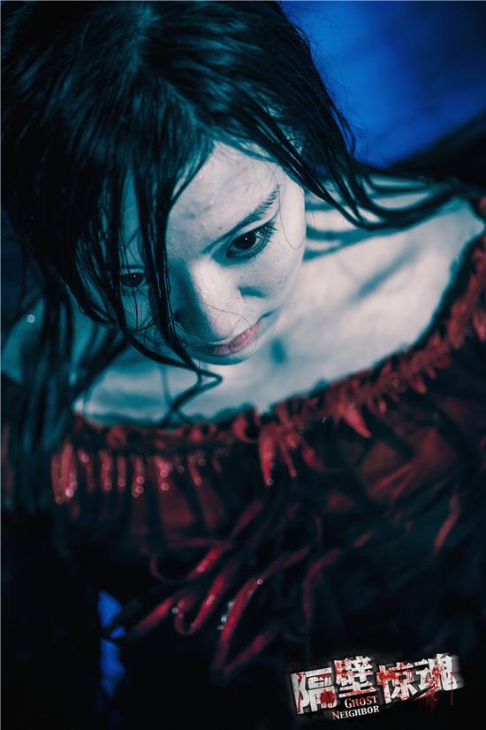 电影《隔壁惊魂》海报首曝光 定档清明|恐怖片|隔壁惊魂|电影_新浪