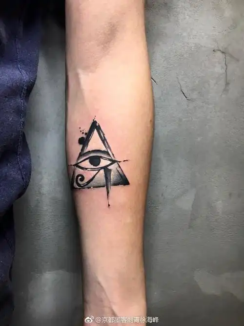 小臂黑灰上帝之眼纹身图案
