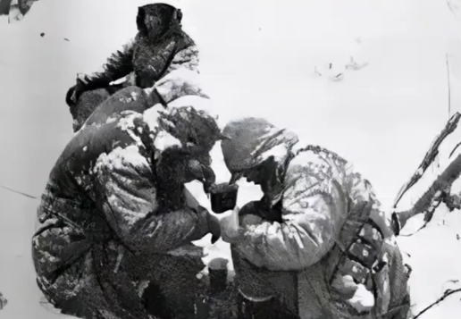 长津湖边冰雕连:零下40度趴雪地埋伏,冻亡时仍端枪盯着敌人方向