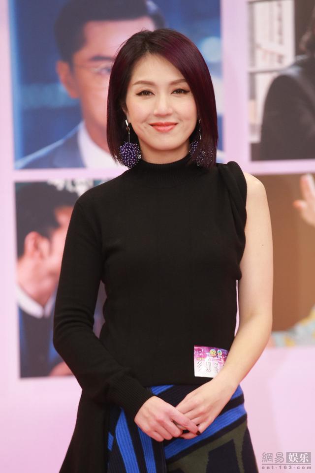 杨千嬅2019年12月11日,香港,杨千嬅等人出席某宣传活动.