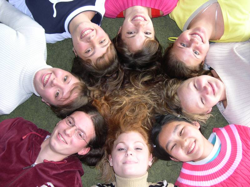 急求:各个国家不同种族的人环抱在一起的图片!