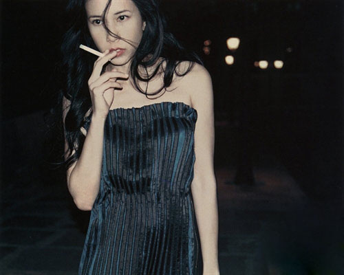 陈乔恩素颜抽烟不止一次被偷拍 王珞丹蒋勤勤都是烟民