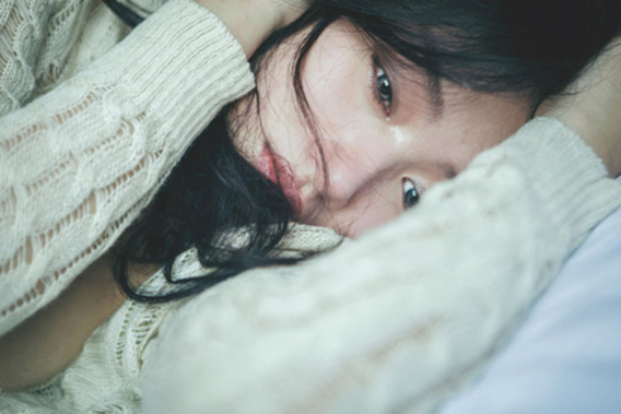 脆弱的女生哭泣的图片:爱这种东西我永远参不透