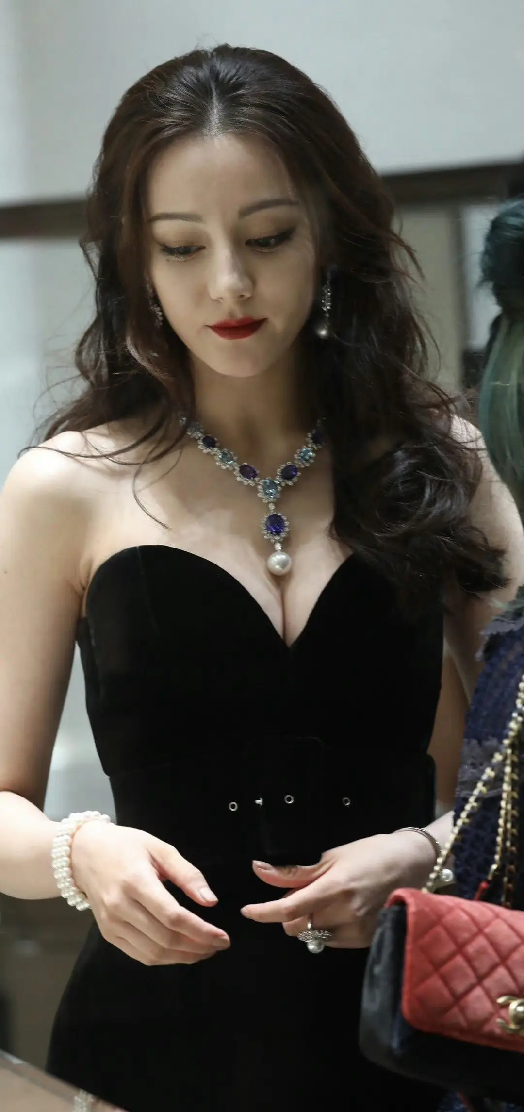 迪丽热巴这身材穿开叉裙好绝!烟熏妆配红唇,浓浓的异域风情太迷人