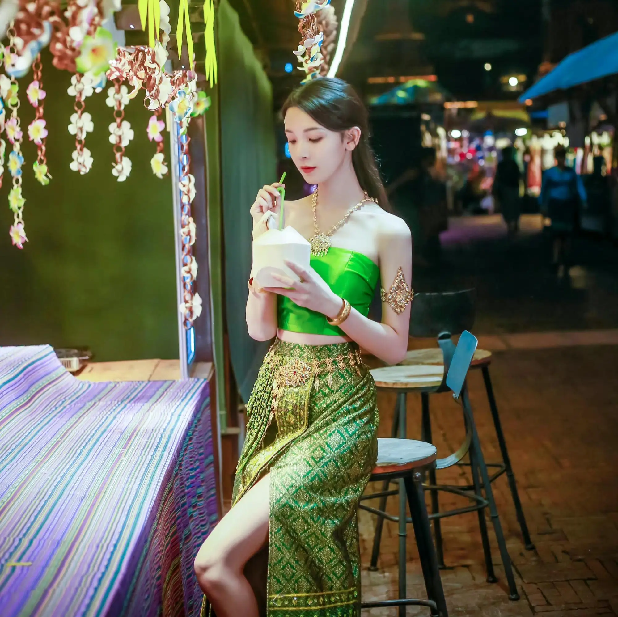 女明星"营业",鞠婧祎任敏宋轶陈瑶傣族造型_很漂亮_耳环_红色