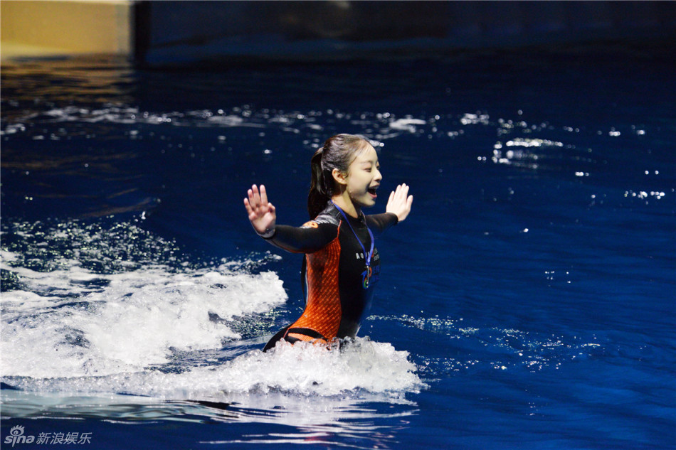 倪妮连体塑身衣清丽凫水宛若妖娆美人鱼_高清图集_新浪网