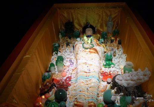 军阀孙殿英盗掘了乾隆帝的裕陵和慈禧陵,毁棺抛尸,掠走了全部随葬珍宝