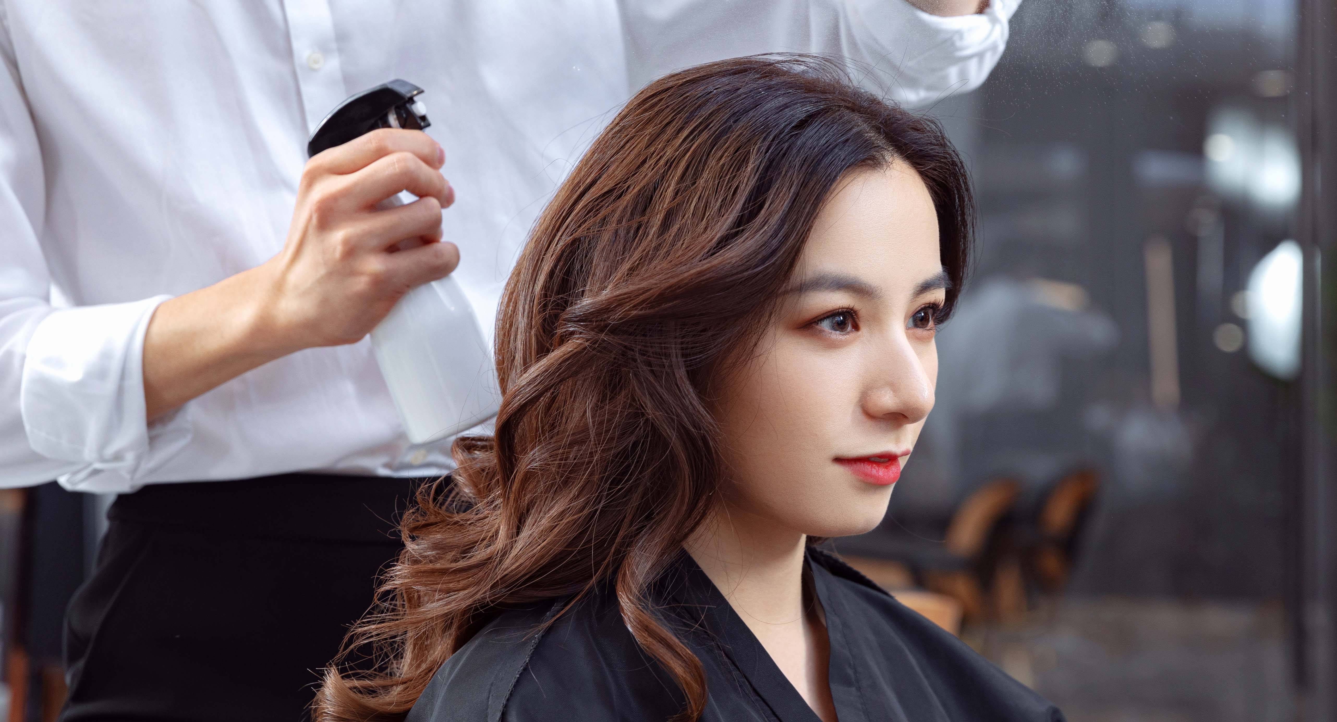 美发师证书作为国家设立的职业技能等级证书,按照规定要求美发师证书