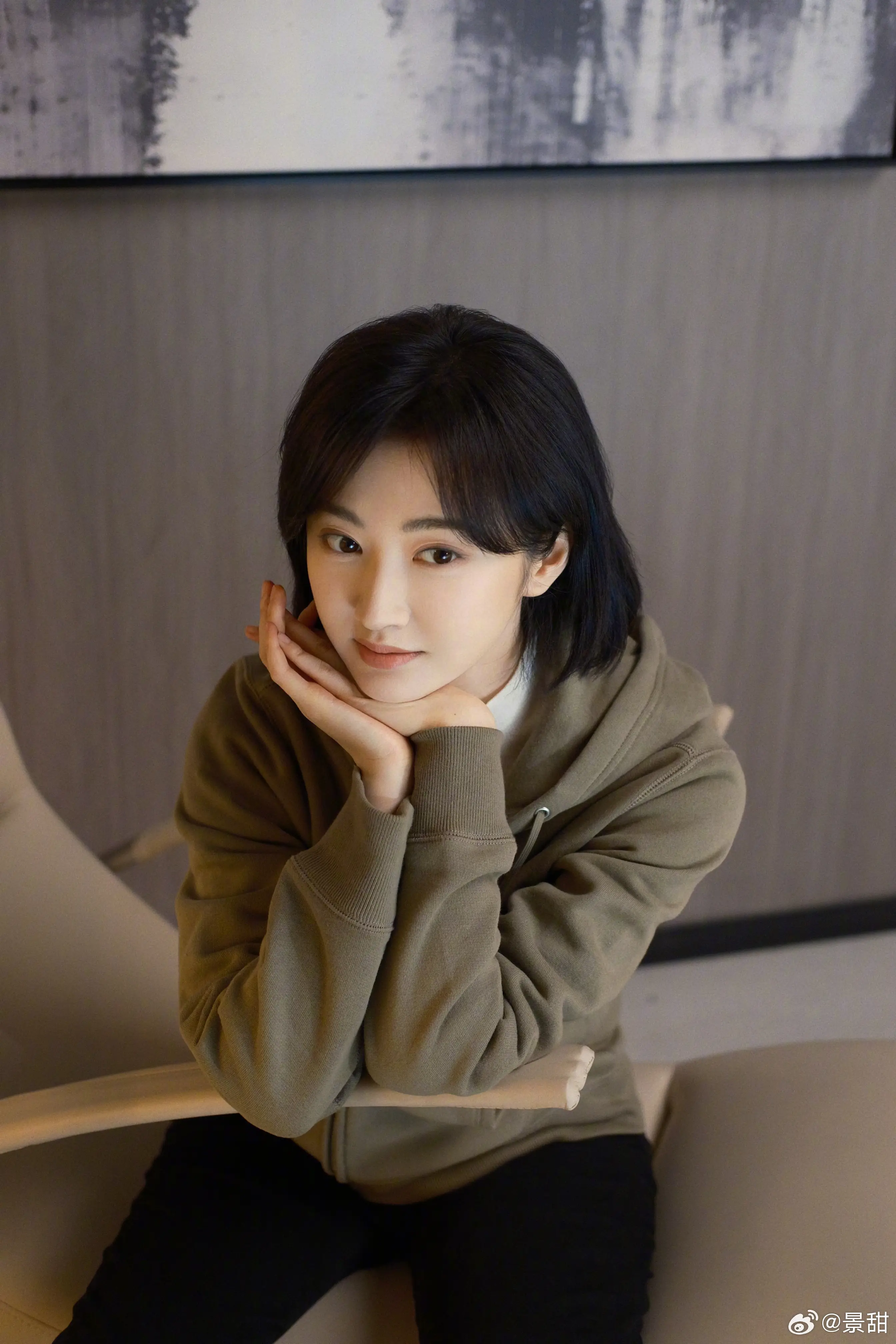 景甜的短发造型来啦,更加俏皮可爱,加上一身黑色皮衣,又甜又辣_照片