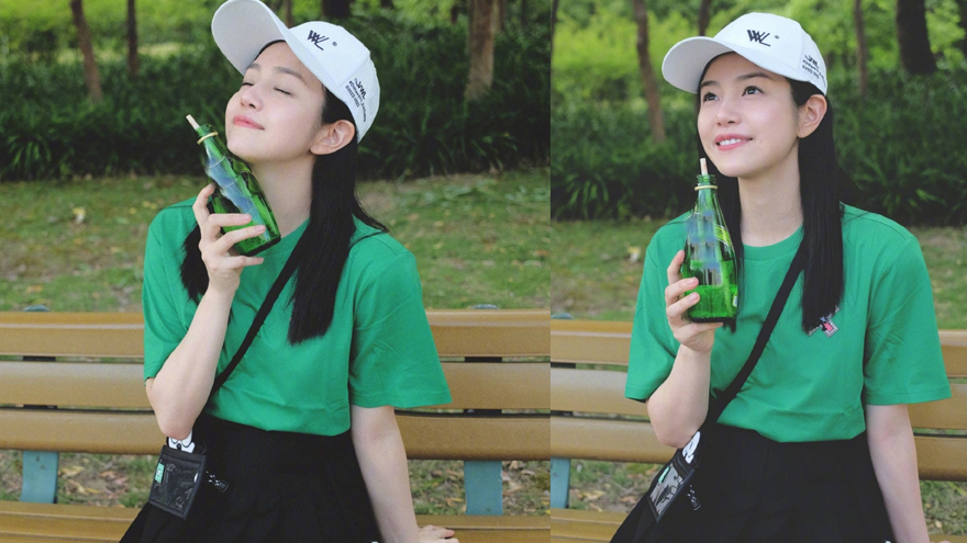 陈妍希晒随拍照少女感满满 穿绿色t恤皮肤白皙气质佳