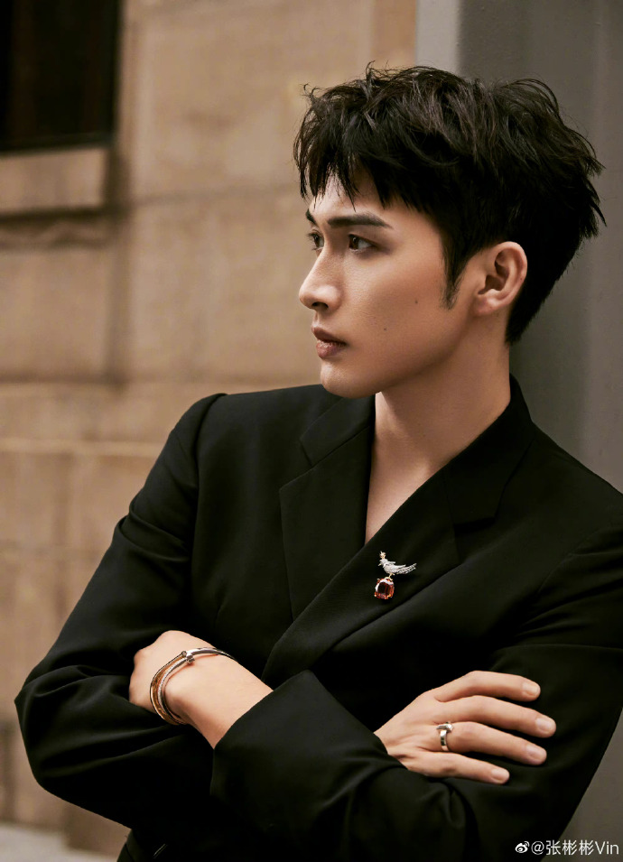 张彬彬初冬街头随拍##张彬彬黑色v领西装造型