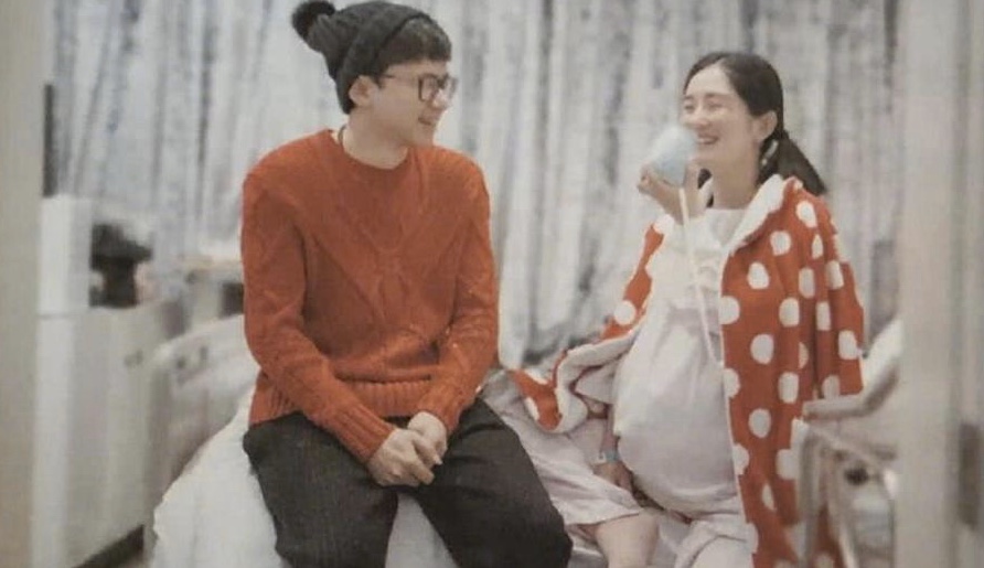 谢娜首晒生产照片,穿睡衣挺超大孕肚都不影响美,扎双马尾像少女