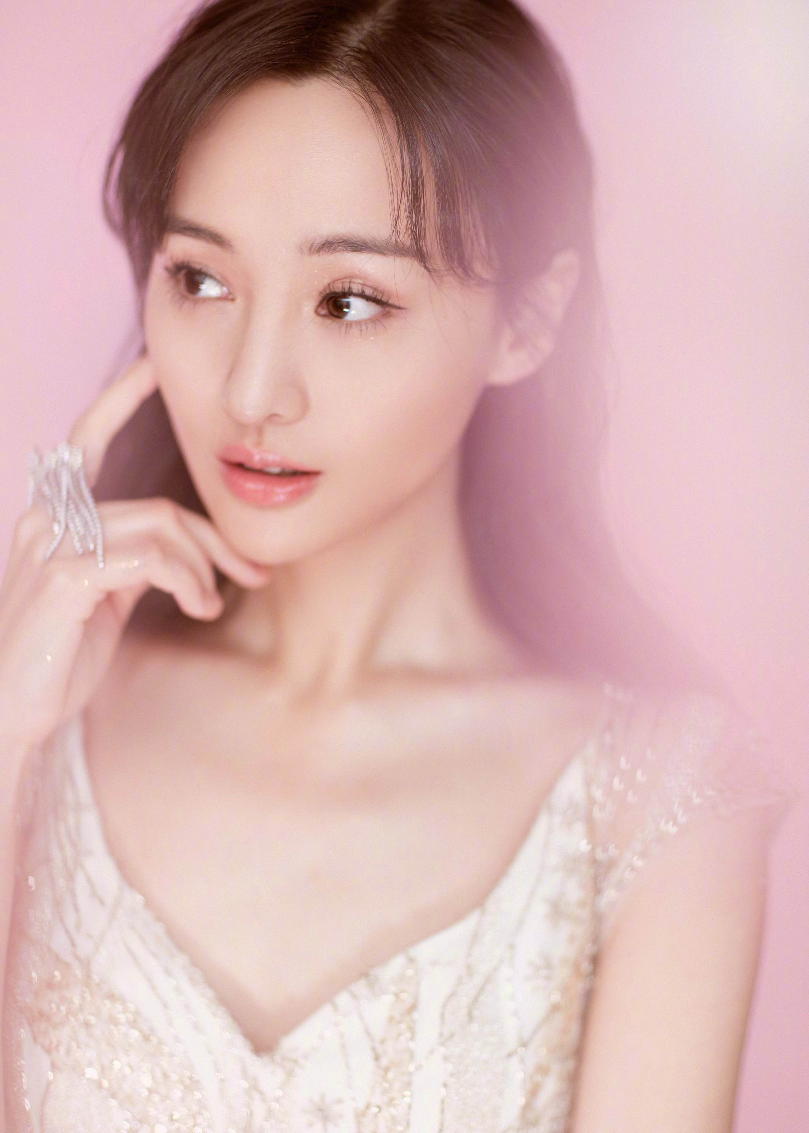 【郑因有爽】美图|郑爽身着星辰裙装高清写真图6p