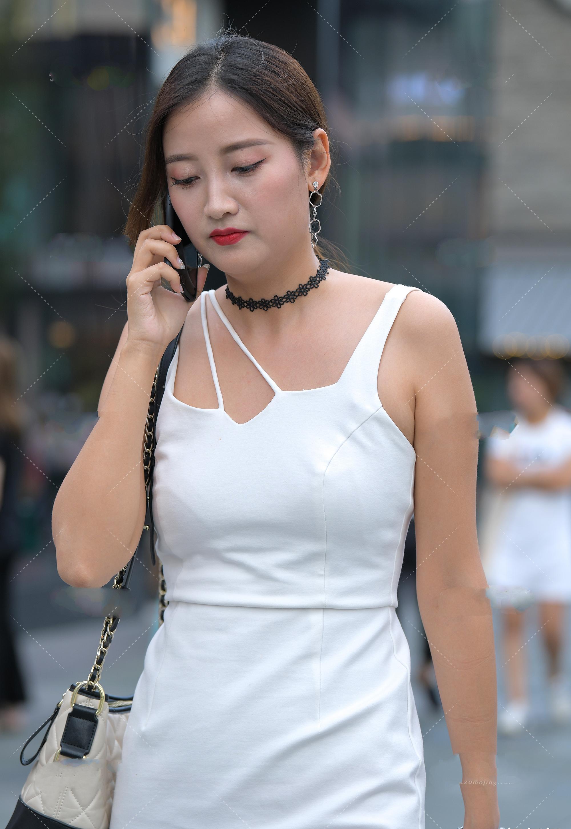 原创白色吊带连衣裙优雅大气黑色的锁骨链小巧精致