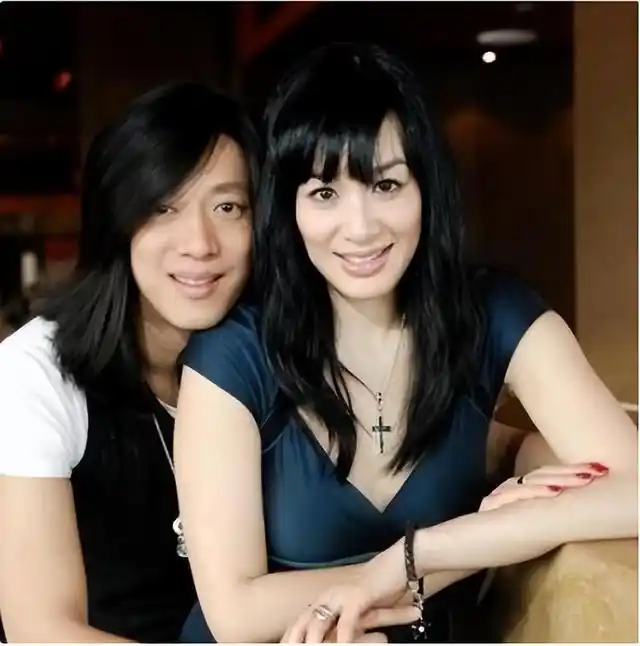 放弃了大好事业的钟丽缇并没有因此过上想要的生活,最终因为与丈夫聚