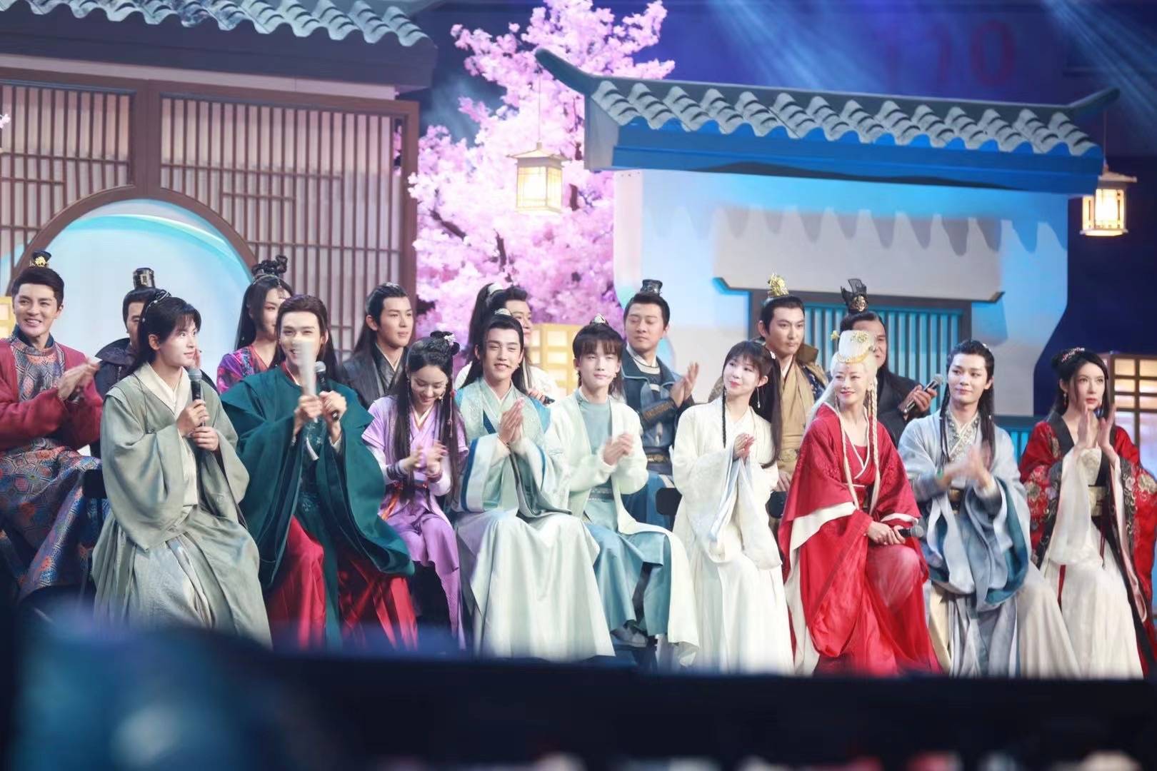 山河令演唱会陈紫函主持湘宁大婚现场撒糖大赞张哲瀚龚俊