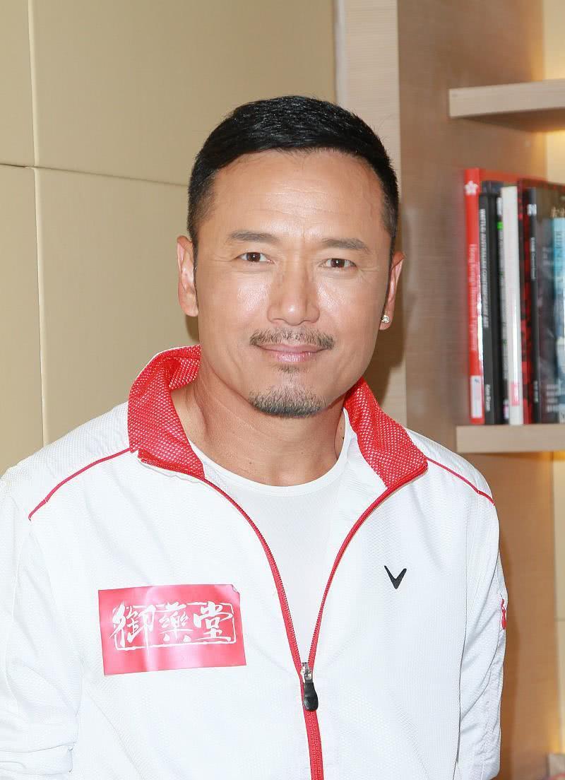 原创70年代男神苗侨伟25岁演绎最帅杨康32岁娶娇妻如今幸福美满