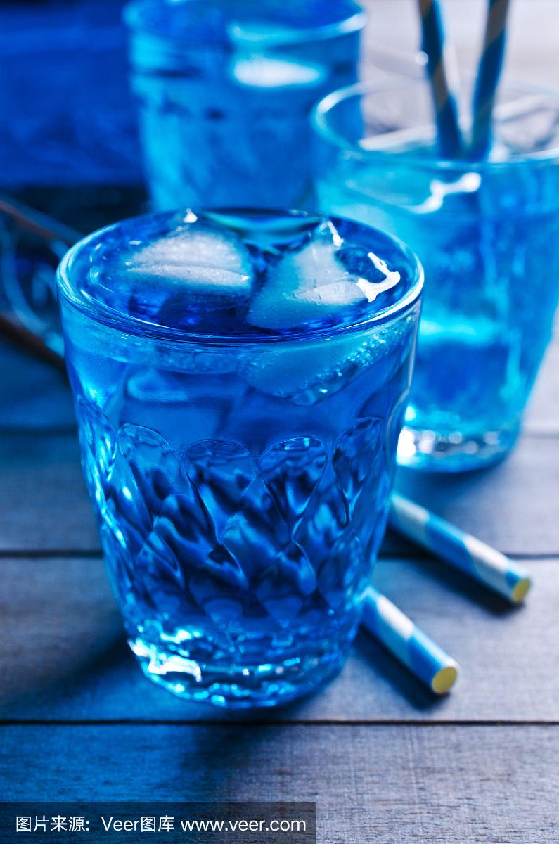 蓝色饮料加冰