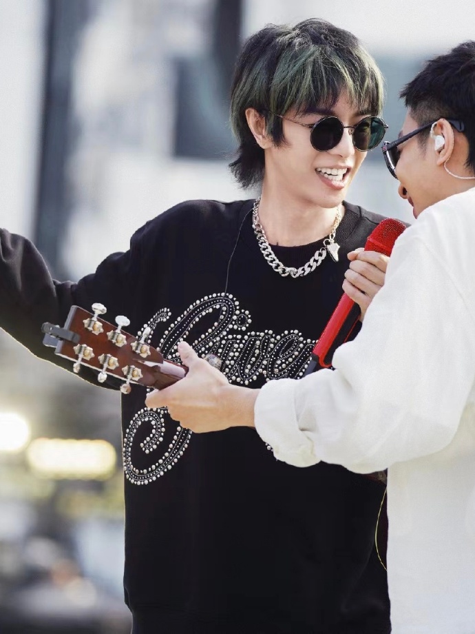 华晨宇yu演绎feng chen wang 2023春夏系列金属鞋镶钻可调节项链