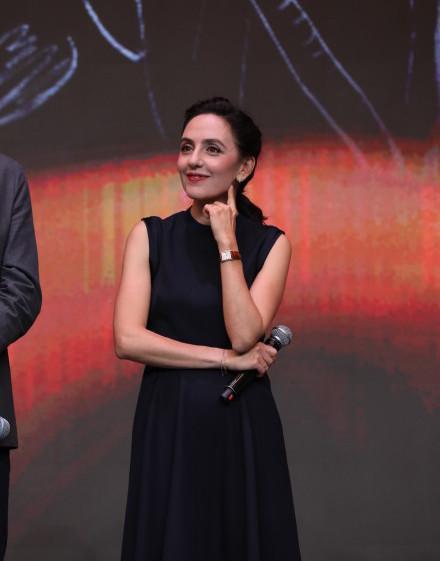 40岁爱妻穿黑色长裙太优雅,刘烨太像老干部_时尚_妻子_外国人