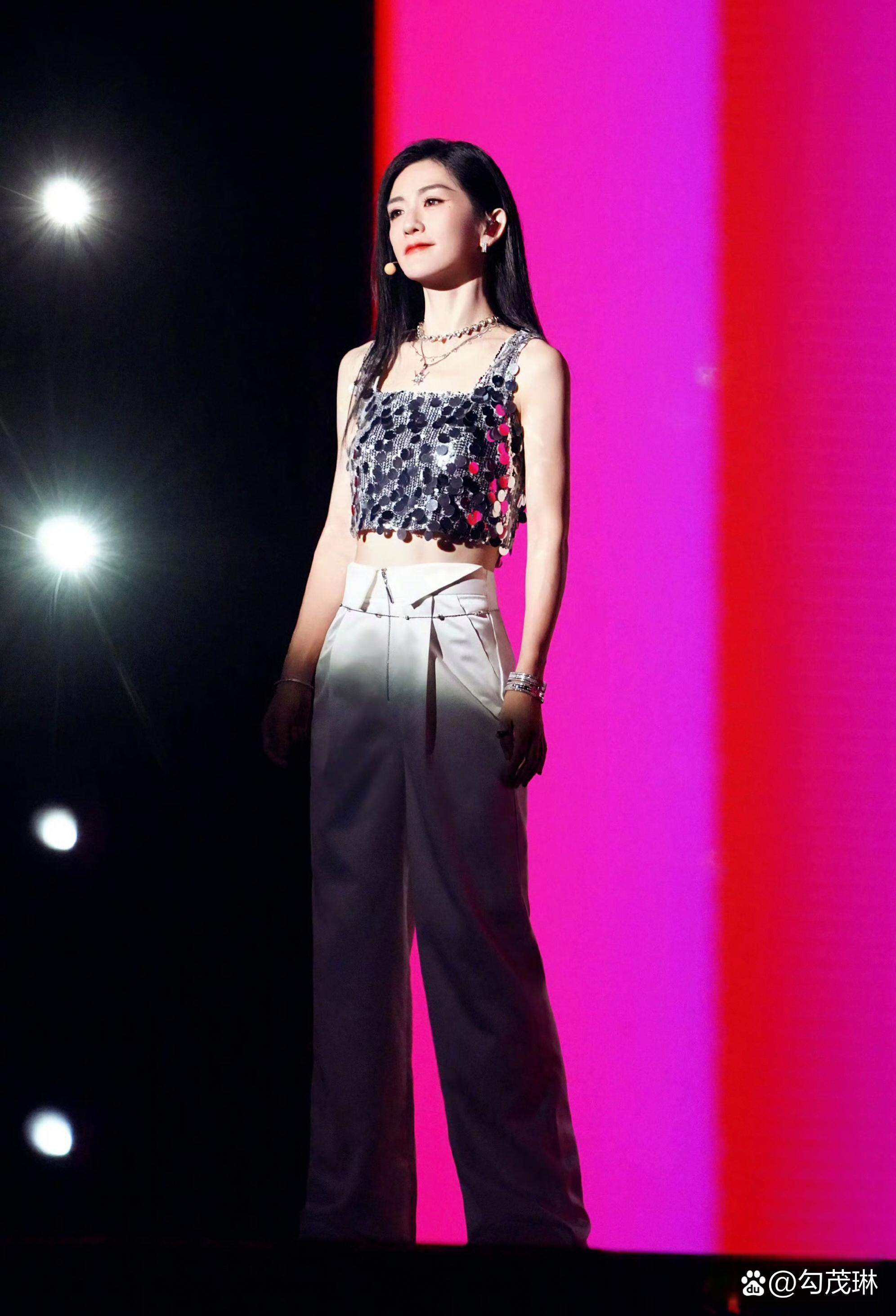 谢娜回应怀孕传闻,坦然面对,彰显真我 近日,一则关于谢娜怀孕的传闻在