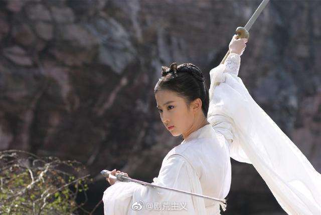 刘亦菲小龙女白衣舞剑旧照