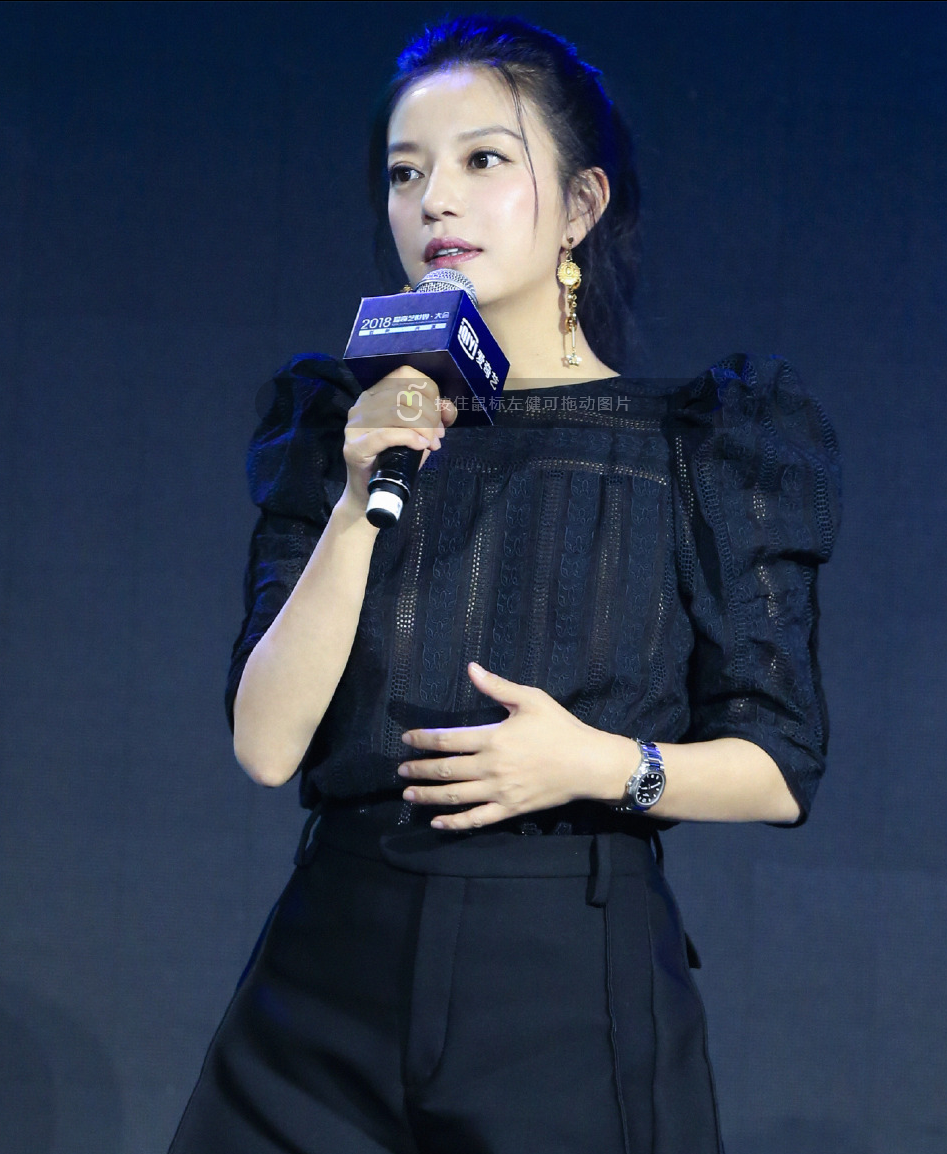 全能女神赵薇扎起马尾出席活动将监制网剧谁都渴望遇见你