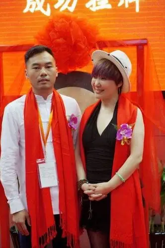 周艳泓成跨界专业户 不做歌手去敲钟