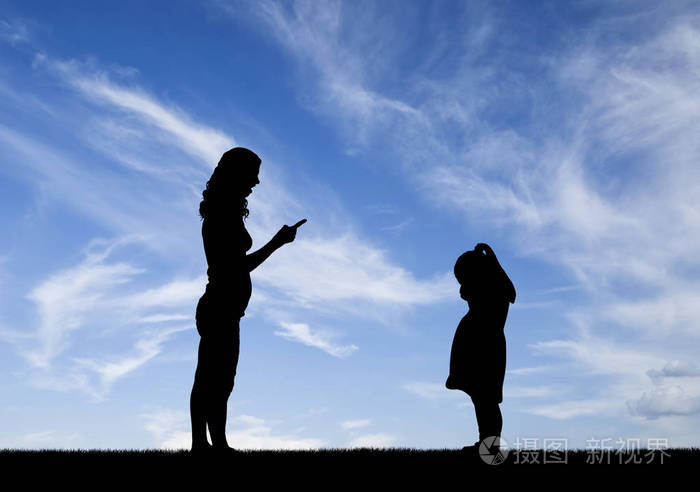 剪影, 小哀伤哭泣的女孩孩子和母亲尖叫对她.对虐待儿童的概念性描述