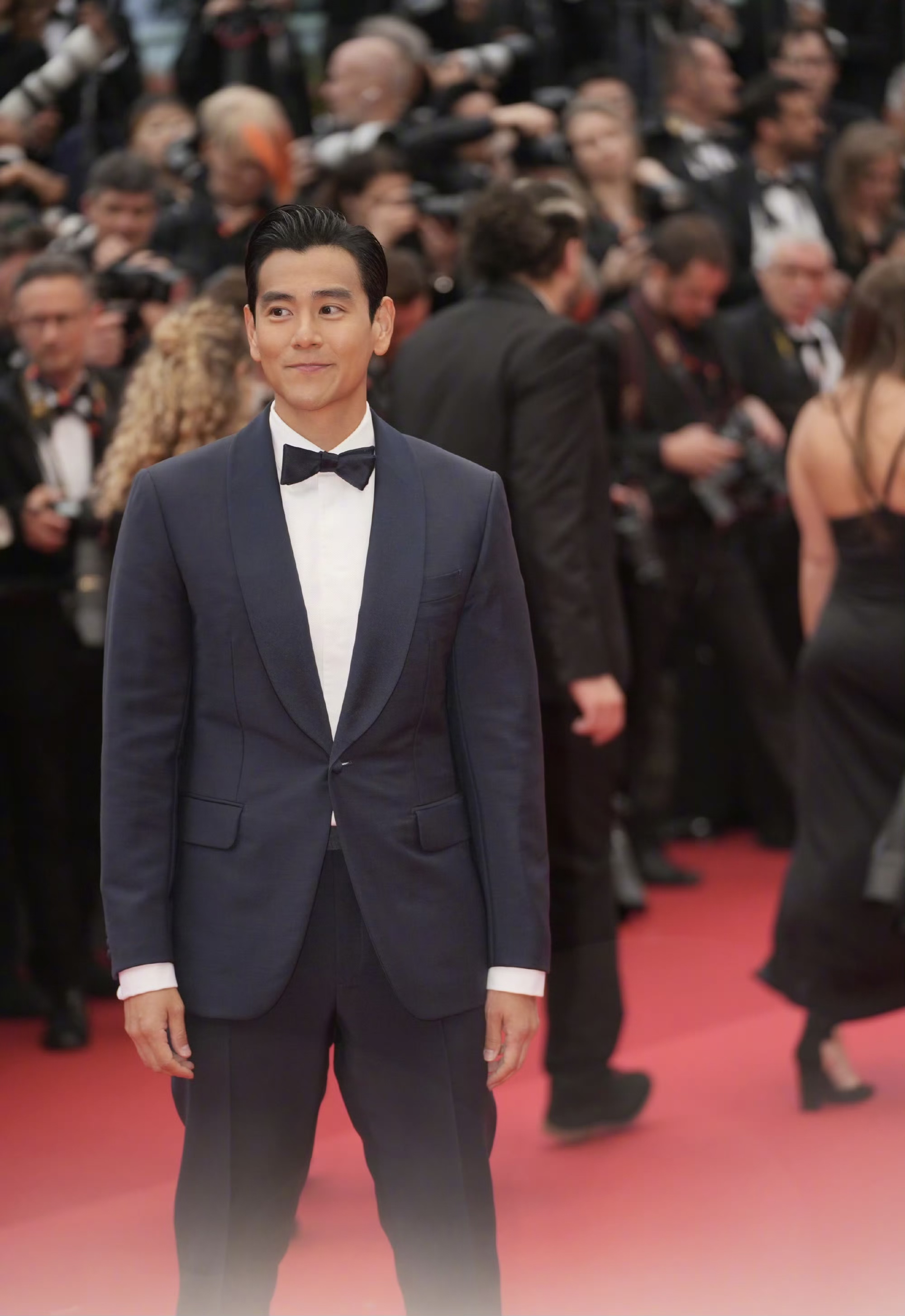 95彭于晏戛纳红毯亮相,深蓝色定制礼服尽显绅士魅力!
