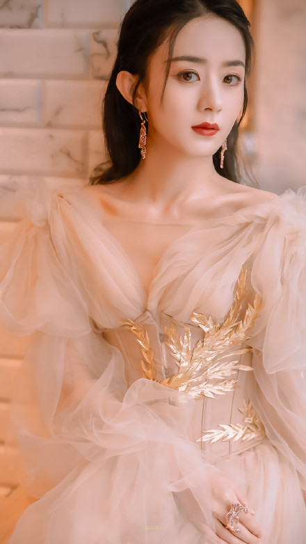 出道惨遭孤立,被导演骂猪嘴,赵丽颖到底得罪了谁?