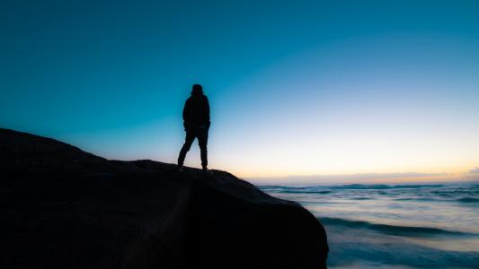 一个人孤单看海背影