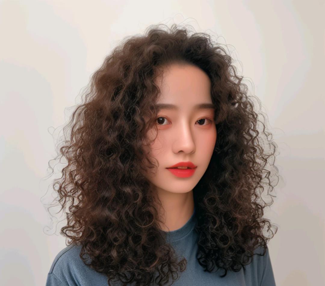 冬天发型不论怎么烫,最美还是羊毛卷全头烫,蓬松瘦脸还保暖_头发_脸型