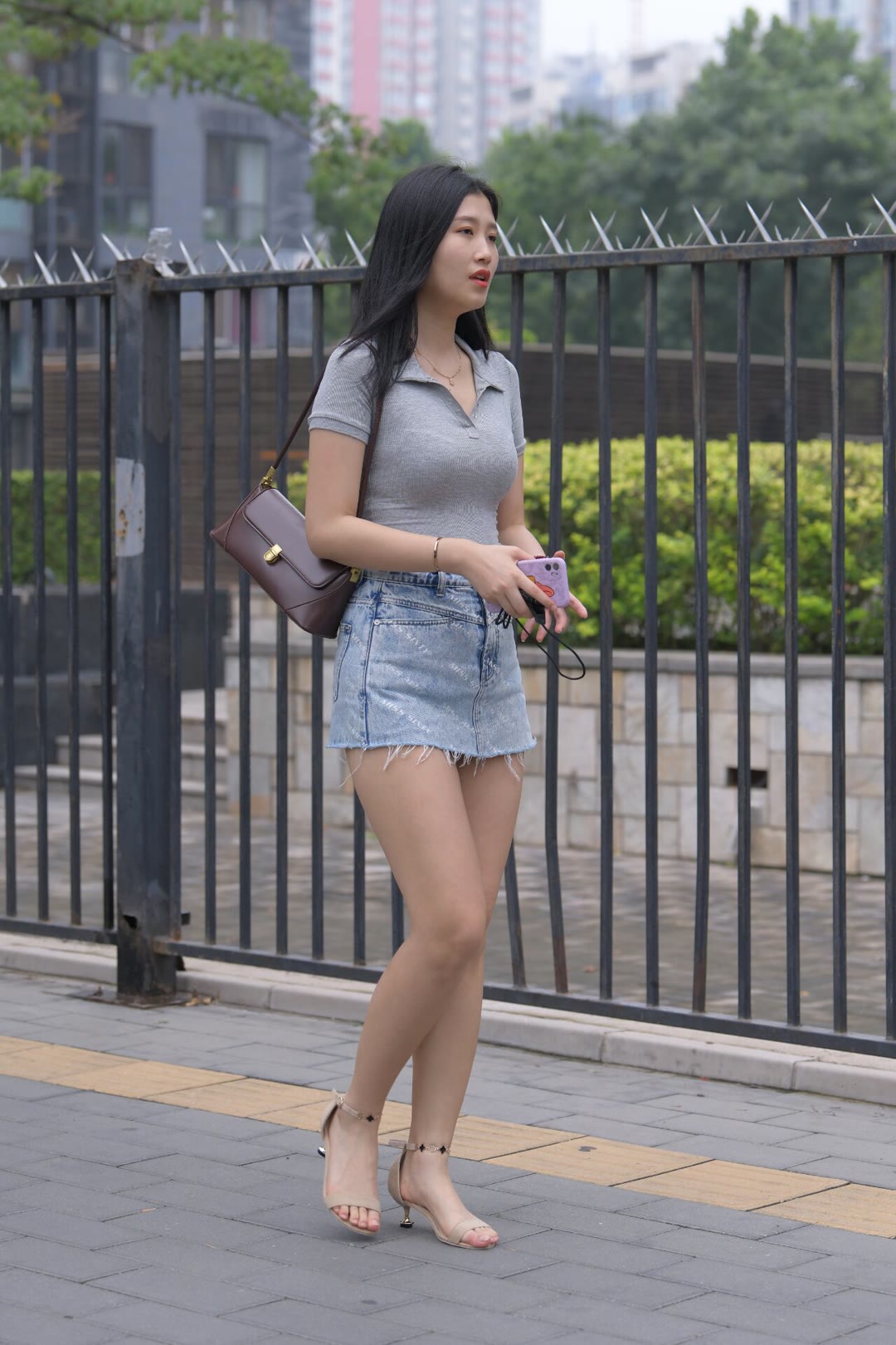 街拍美女,漂亮的牛仔短裙小姐姐,牛仔搭配短t意外好看!