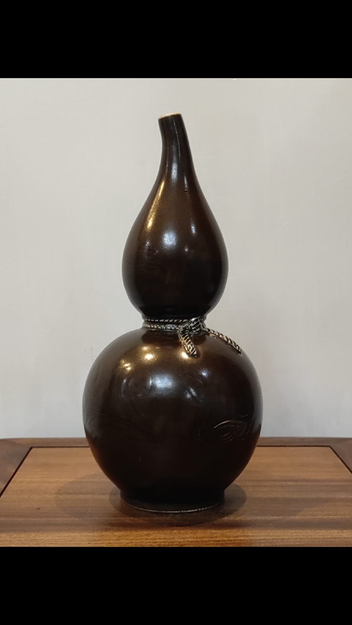 北宋定窑刻花鸭戏莲池纹葫芦瓶