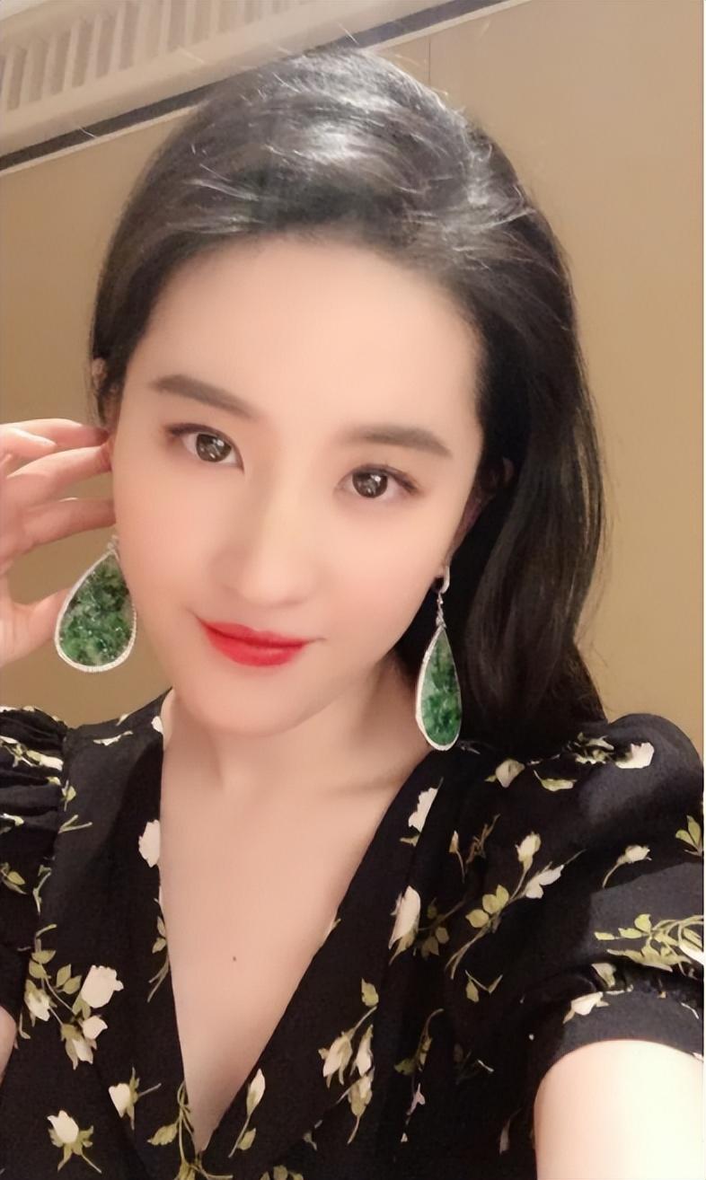 刘亦菲个人资料介绍(刘亦菲:身价百亿豪车遍地)