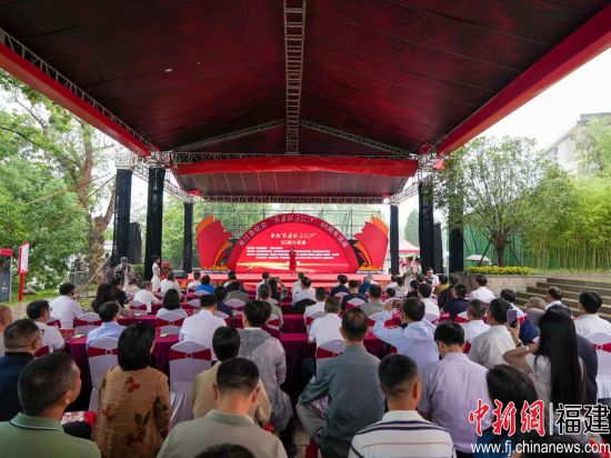 福建长汀:纪念"红旗跃过汀江"95周年