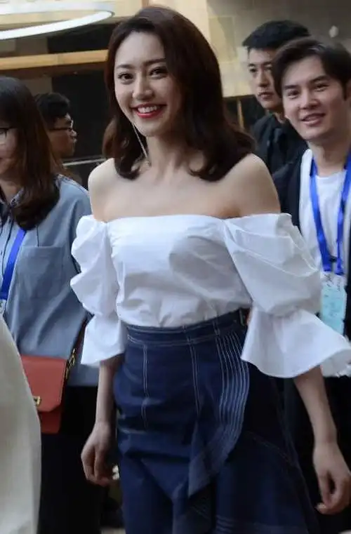 黄梦莹豁出去了为显腿长裙子扯掉一截完美诠释胸以下全是腿