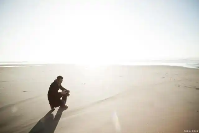 孤独的心酸如同潮水般涌上心头,让我无法抑制那份深深的寂寞感.