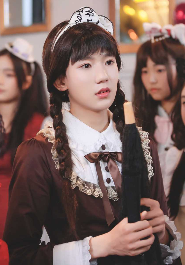 作为tfboys的成员之一,王源在国内娱乐圈里名气颇高,拥有大批粉丝备受