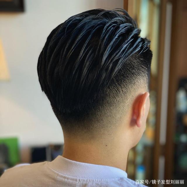 背头发型可以说是很有男人味的一种发型 ,周边推短头顶全部向后梳理